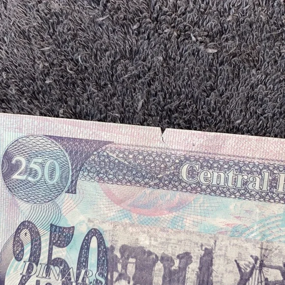 Iraq Circulated 250 Dinar Bank Note and a Circulated Honduran Paper Money Bill - Picture 5 of 13